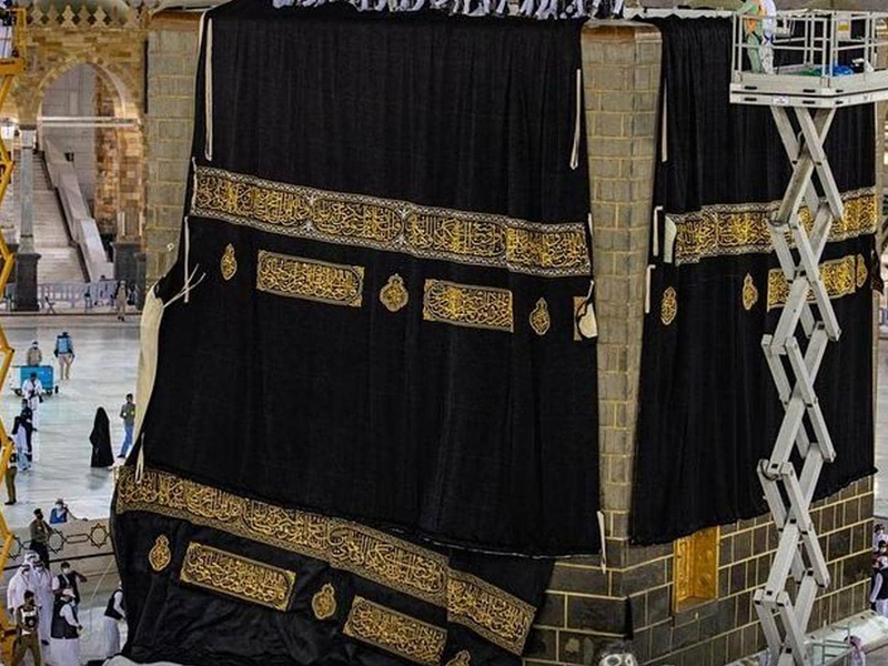 استبدال كسوة الكعبة المشرفة ونقلها إلى المسجد الحرام